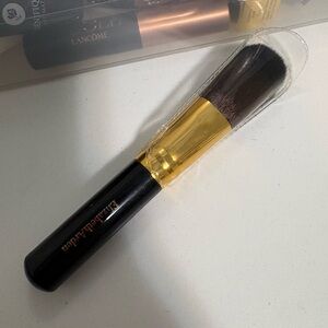 Elizabeth Arden Gold and Black Makeup Brush